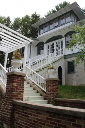 The Hillside B&B. Home w/ Breakfast Service!